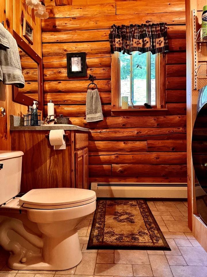 Romantic Nature Escape: Beautiful Log Cabin with Amazing Views and Hiking Trails Nearby in the White Mountains, New Hampshire Cabin in Lisbon