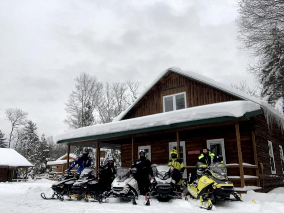 Charming Cabin for Glamping in the Adirondacks, Ideal for a Couples Getaway Cabin in Brantingham
