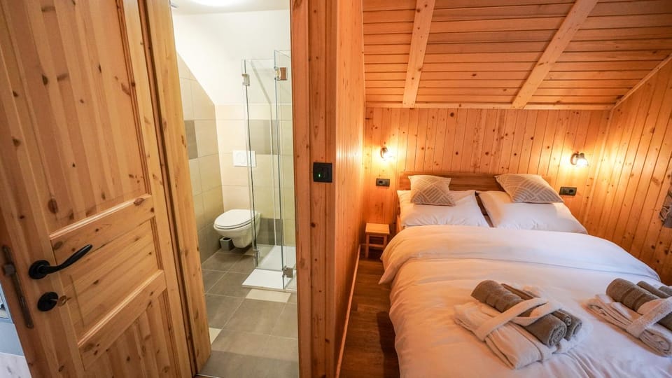 Shower, Toilet, Bed, Bathroom, Bedroom