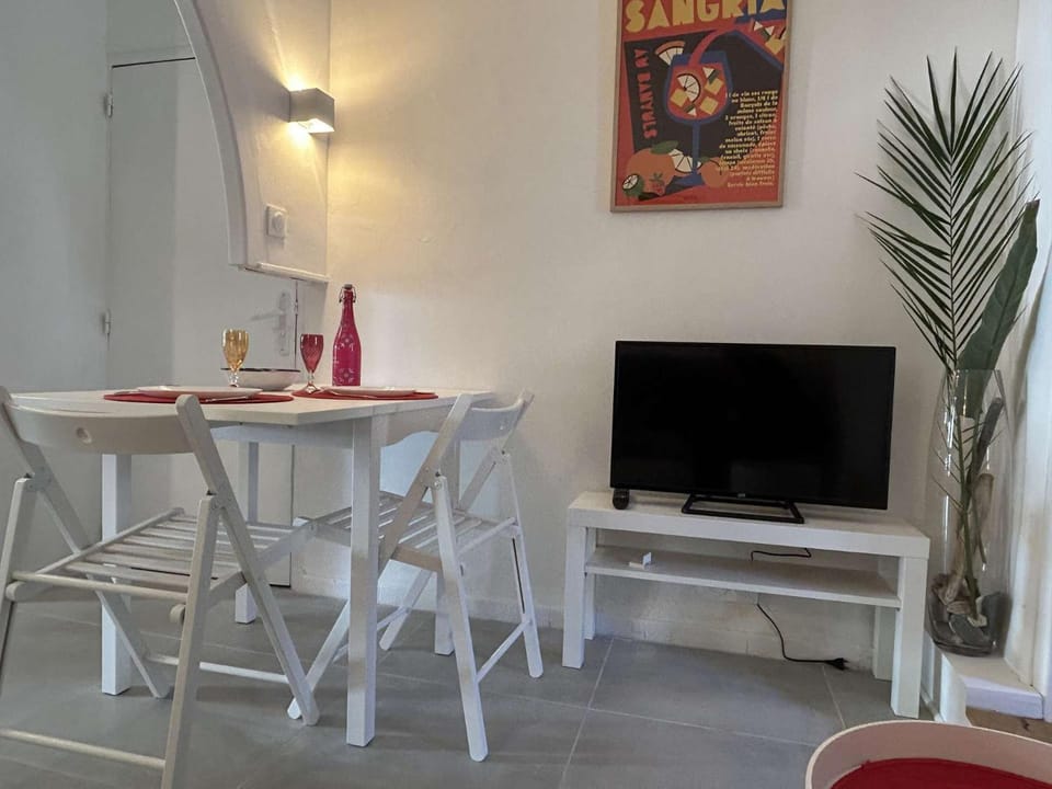 Communal lounge/ TV room, Dining area