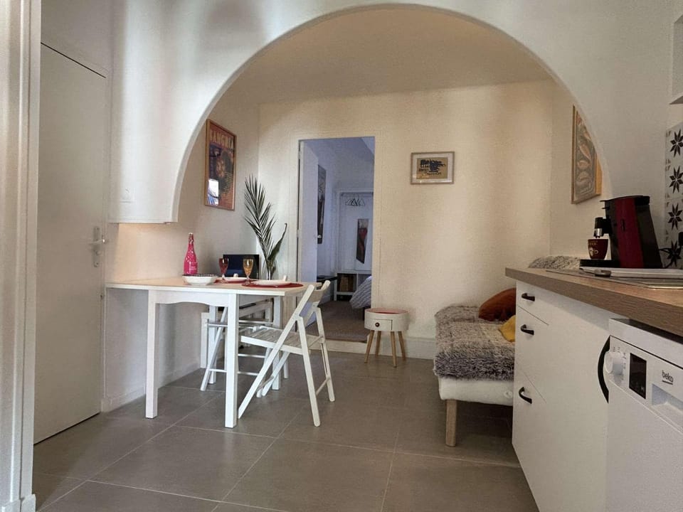 Kitchen or kitchenette, Living room, Seating area
