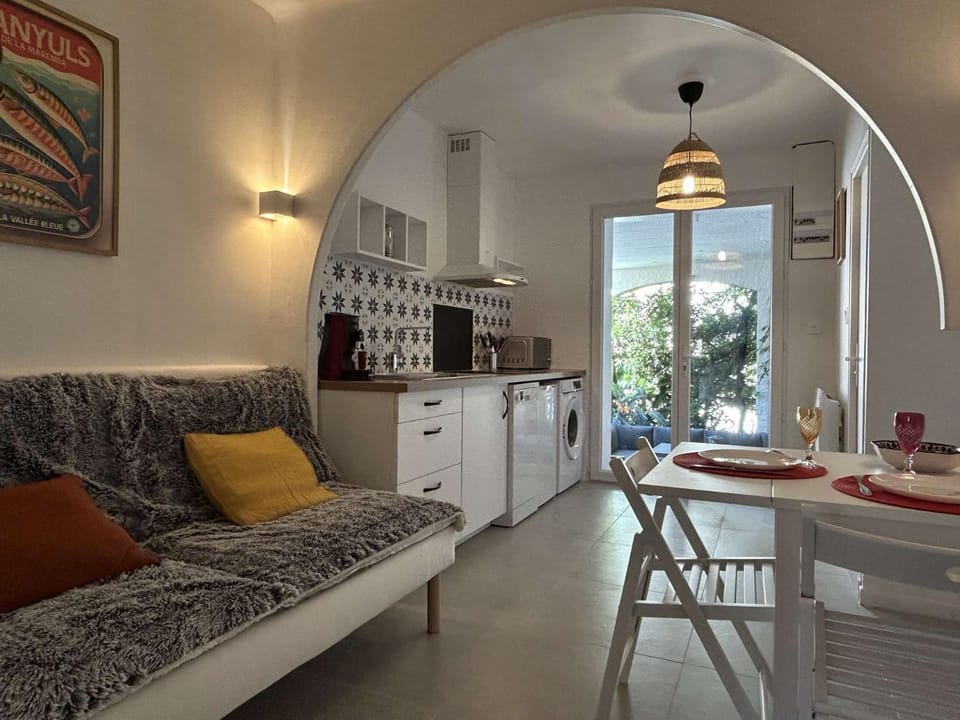 Kitchen or kitchenette, Living room, Seating area, Dining area