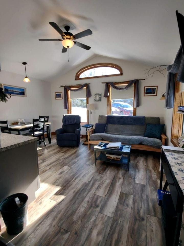 Cozy Pet-Friendly Cabin in Hyde Park, Vermont - Perfect for a Nature Escape near the Green River Reservoir State Park Cabin in Hyde Park
