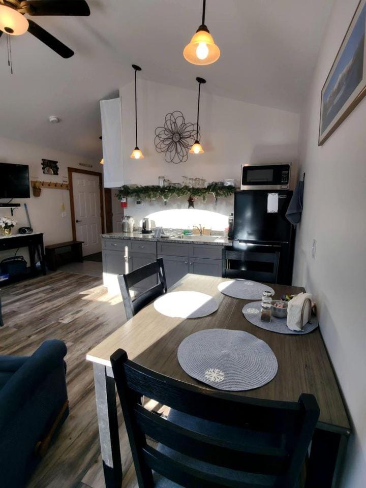 Cozy Pet-Friendly Cabin in Hyde Park, Vermont - Perfect for a Nature Escape near the Green River Reservoir State Park Cabin in Hyde Park