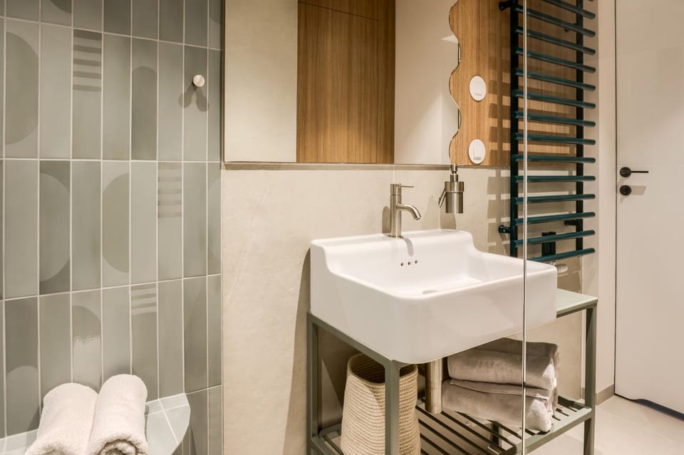 Shower, Toilet, Bathroom, towels