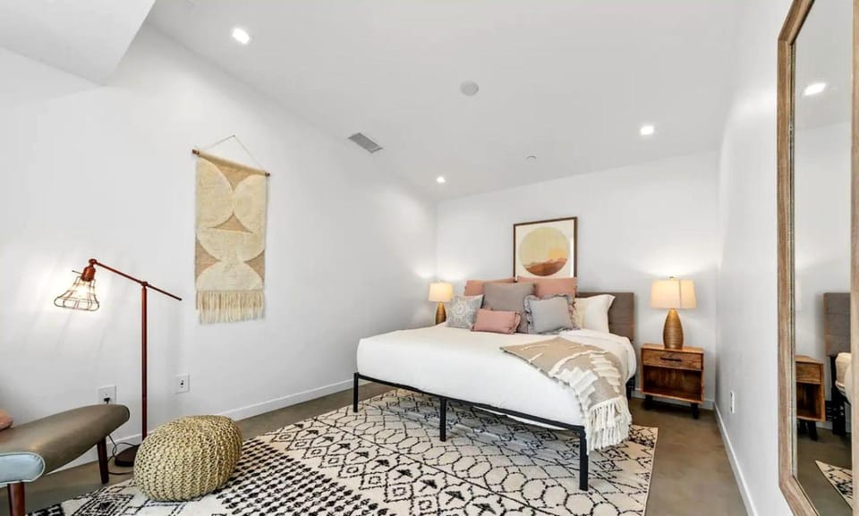 Stunning Yucca Valley Rental with a Hot Tub for Glamping in California House in Yucca Valley