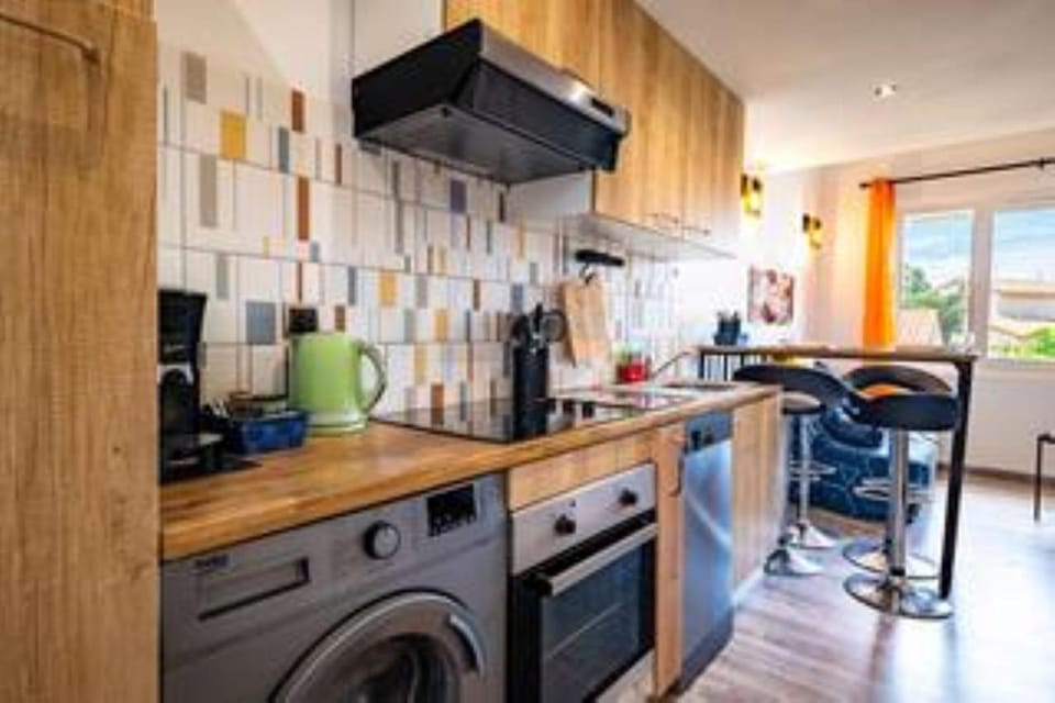 Kitchen or kitchenette, oven