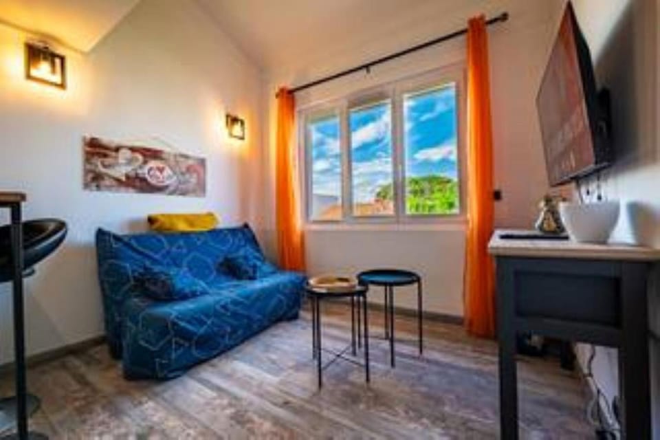 TV and multimedia, Seating area, Bedroom
