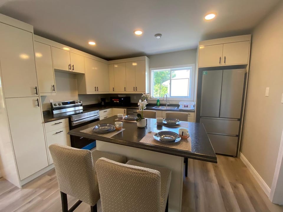 Kitchen or kitchenette, Dining area, dishwasher, oven