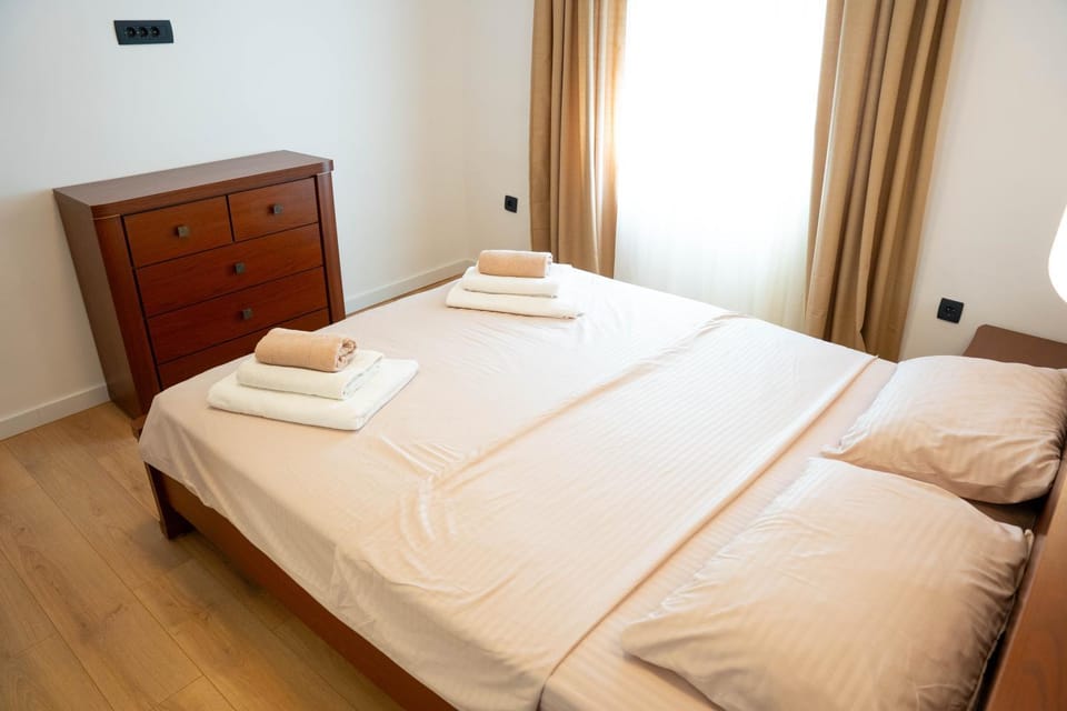 Bed, Bedroom, towels
