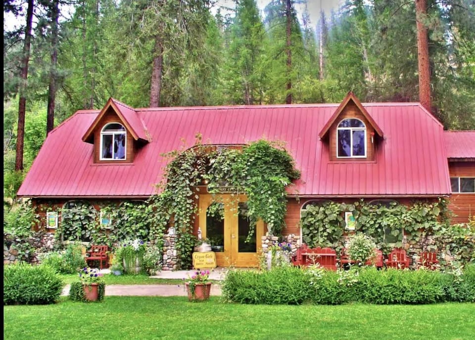 Luxurious Bed and Breakfast Suite for One or Two Couples near Kettle Falls, Washington House in Franklin D Roosevelt Lake