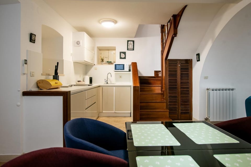 Kitchen or kitchenette, Seating area, Dining area, stove