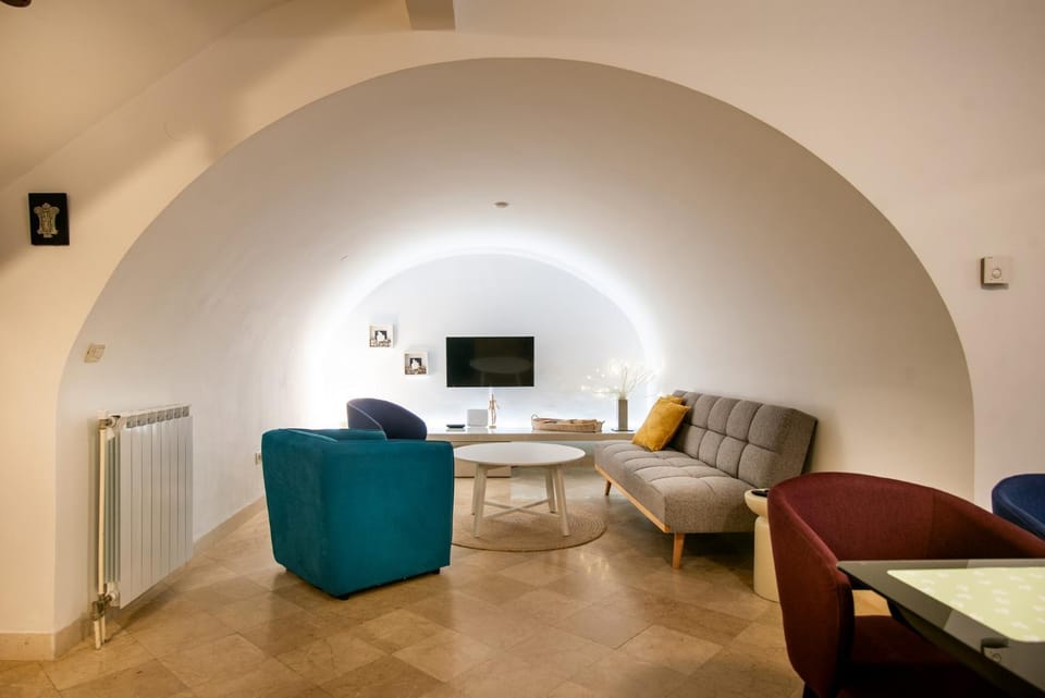 TV and multimedia, Living room, Seating area, Evening entertainment
