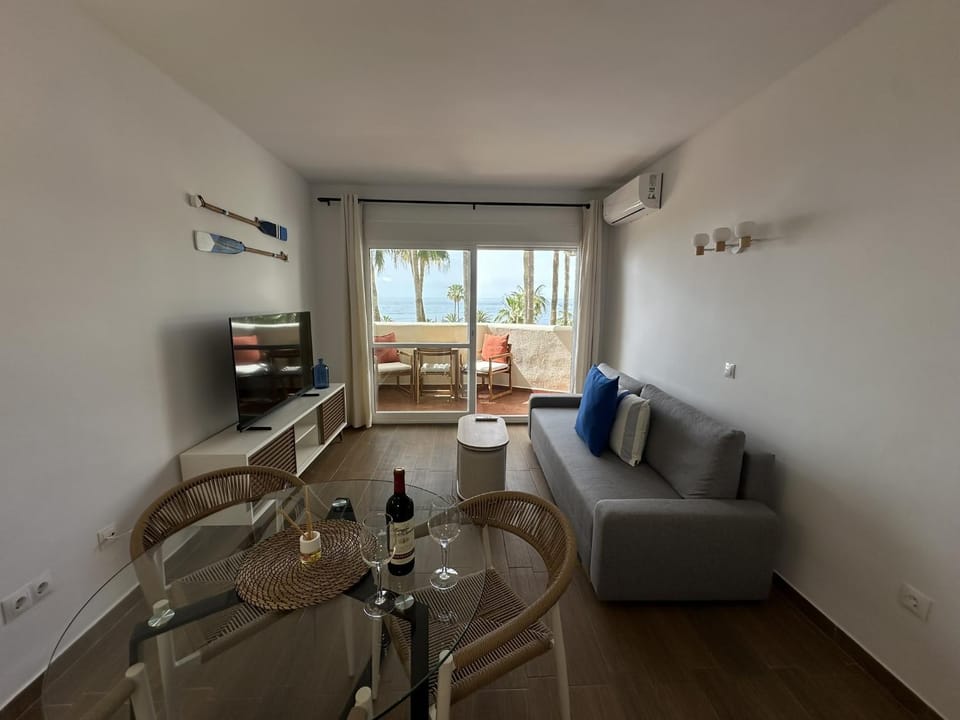 Communal lounge/ TV room, Dining area, Sea view