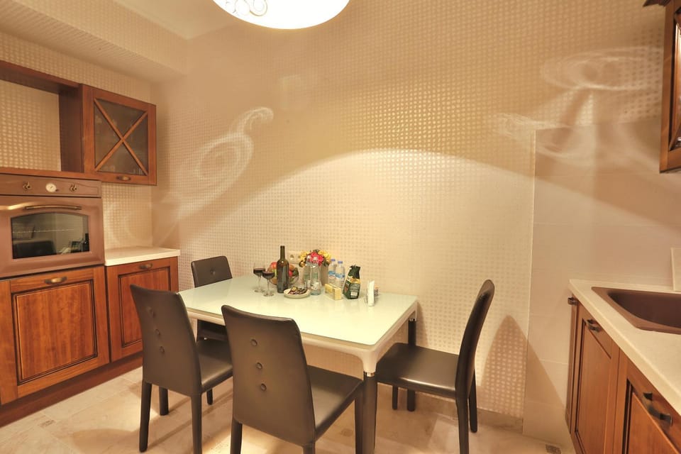 Kitchen or kitchenette, Dining area, stove