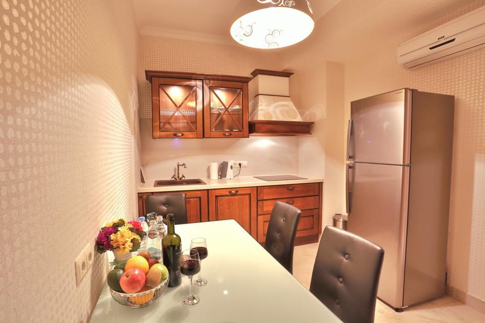Kitchen or kitchenette, Dining area, oven, stove