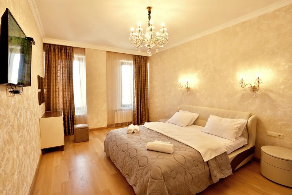 Bed, TV and multimedia, Photo of the whole room, Bedroom, towels