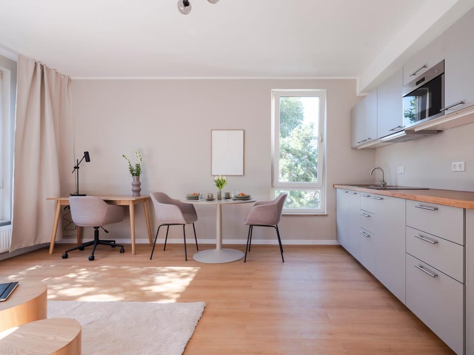 TV and multimedia, Kitchen or kitchenette, Living room, Seating area, Dining area