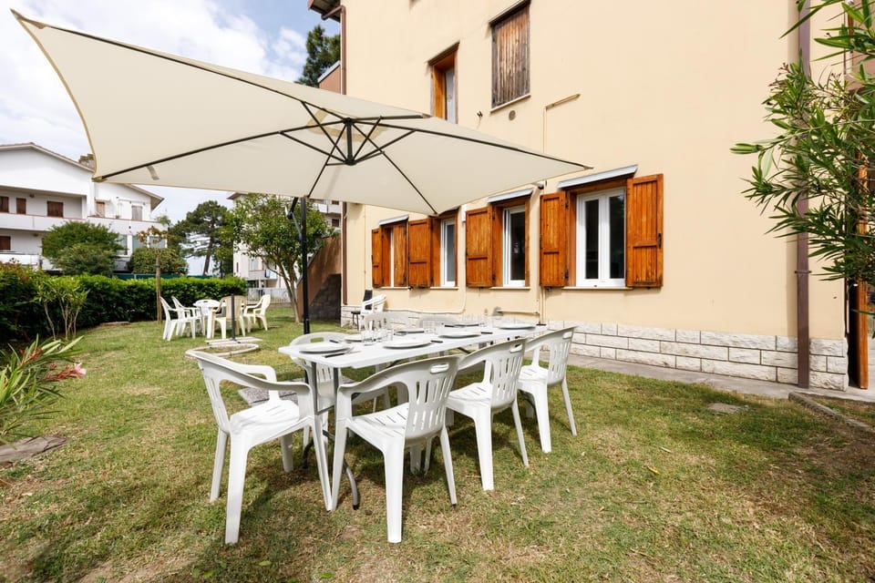 Property building, Patio, Spring, Day, Garden, Dining area, Garden view