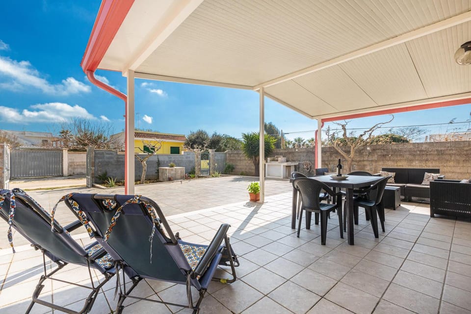 Patio, Living room