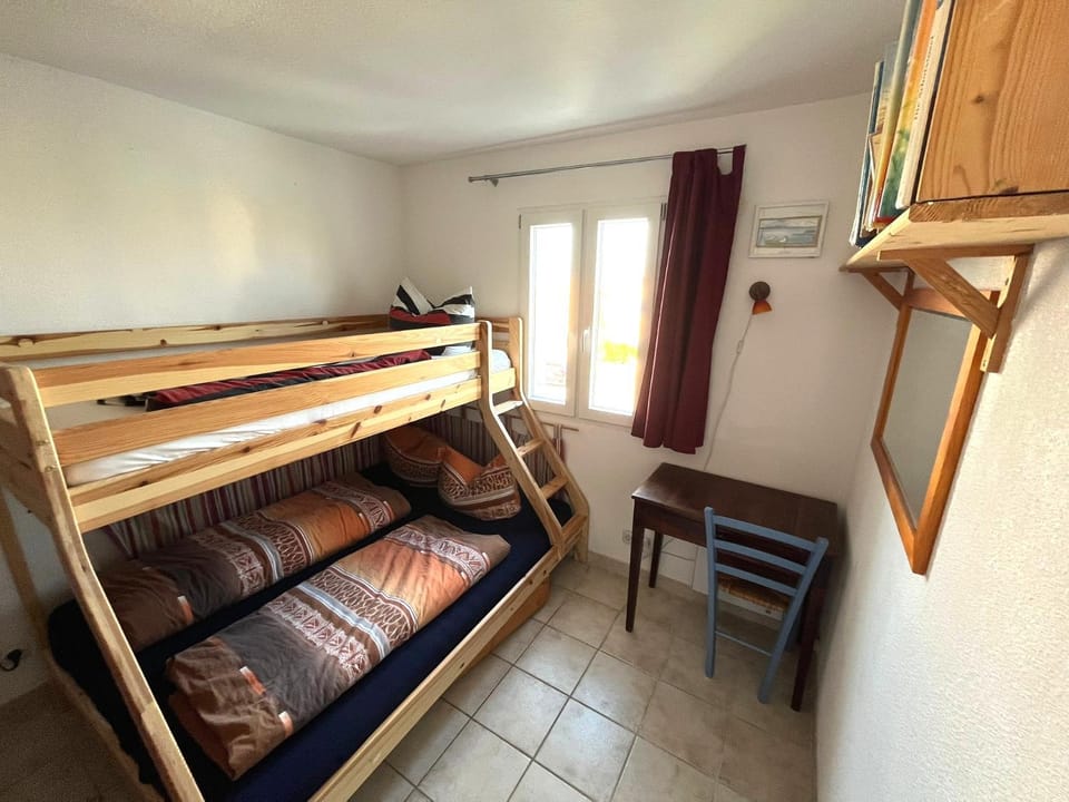 Bedroom, bunk bed