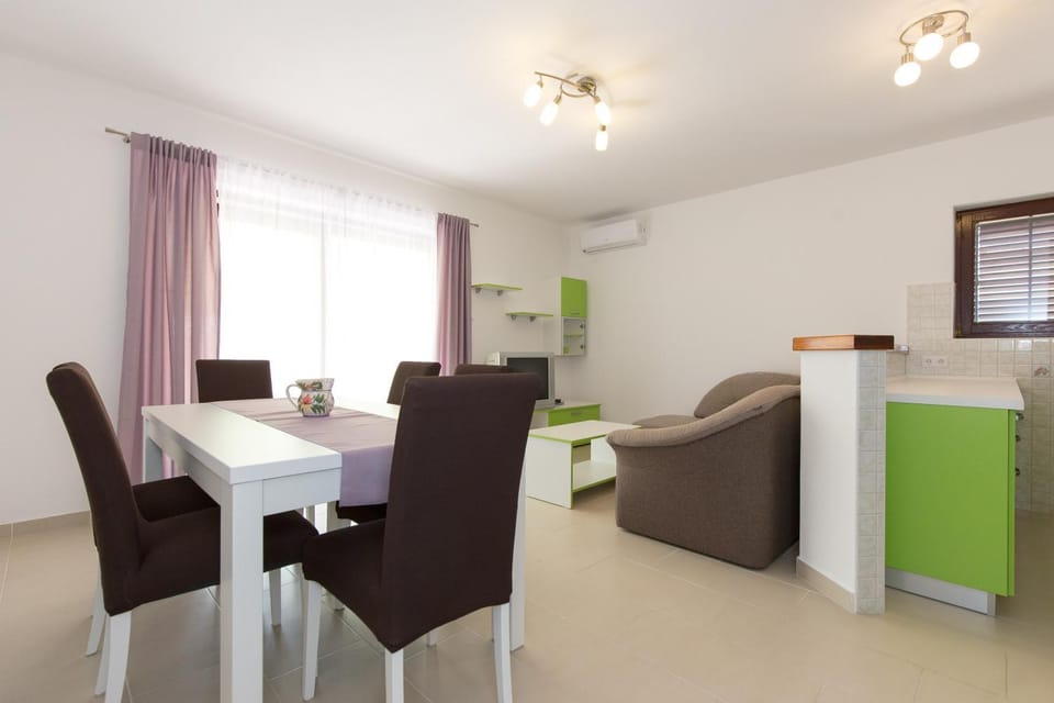 Living room, Seating area, Dining area, air conditioner