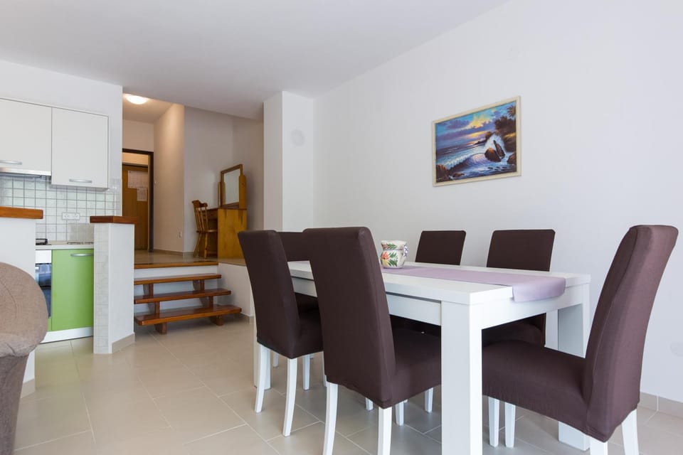 Kitchen or kitchenette, Seating area, Dining area