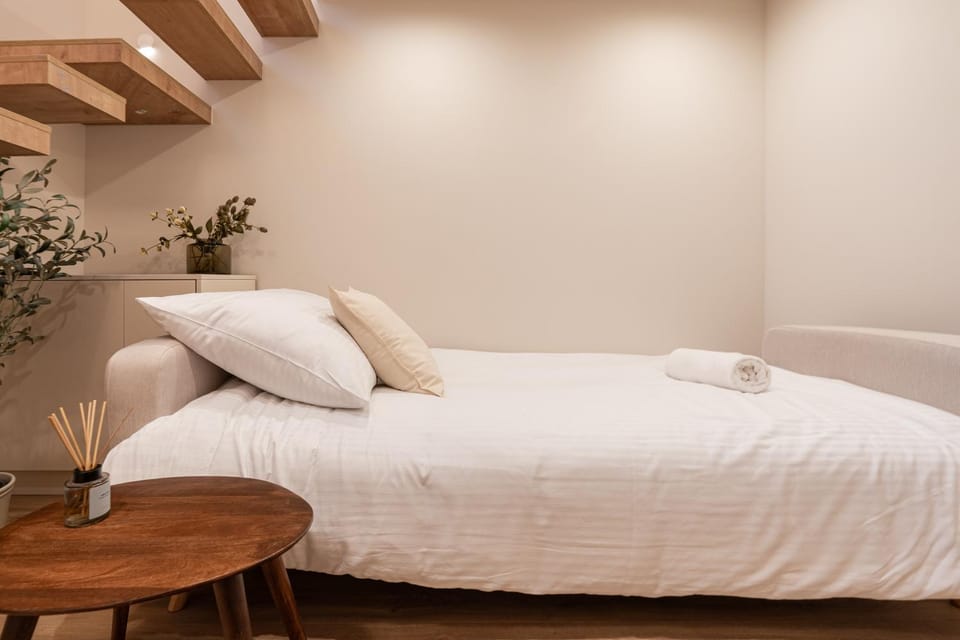Bed, Living room, towels