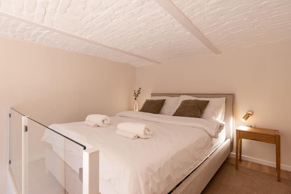 Bed, Photo of the whole room, Bedroom, towels
