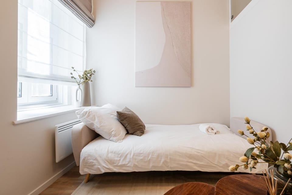 Bed, Living room, Photo of the whole room, Bedroom, towels