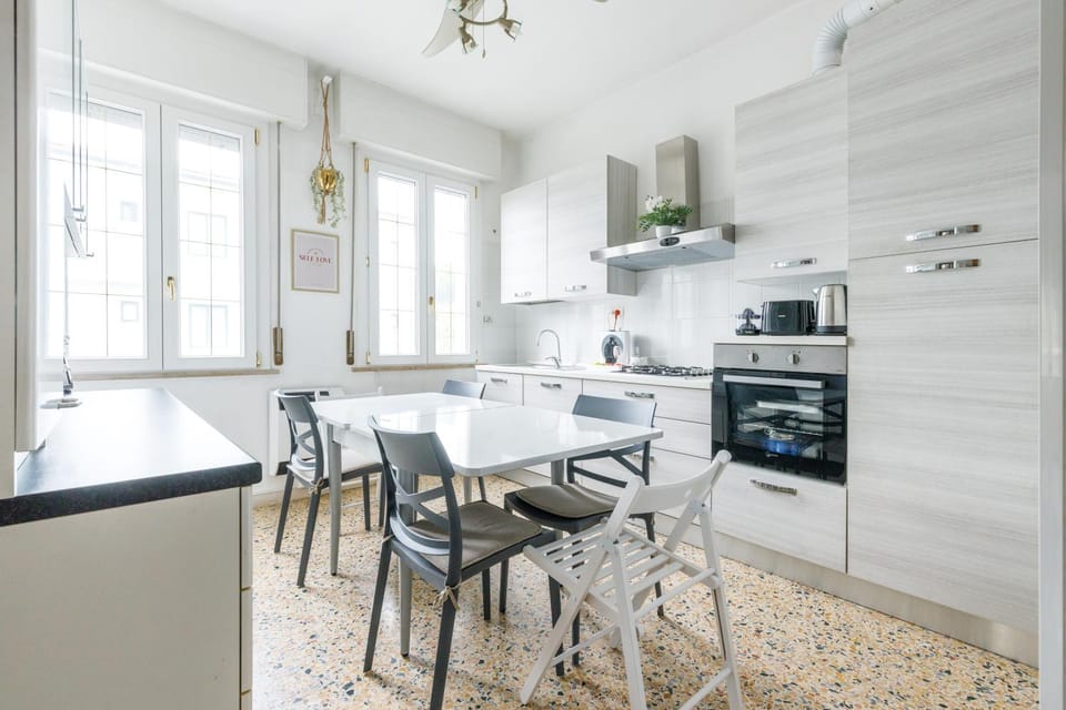 Kitchen or kitchenette, Dining area, dishwasher, minibar, oven, pet friendly, stove