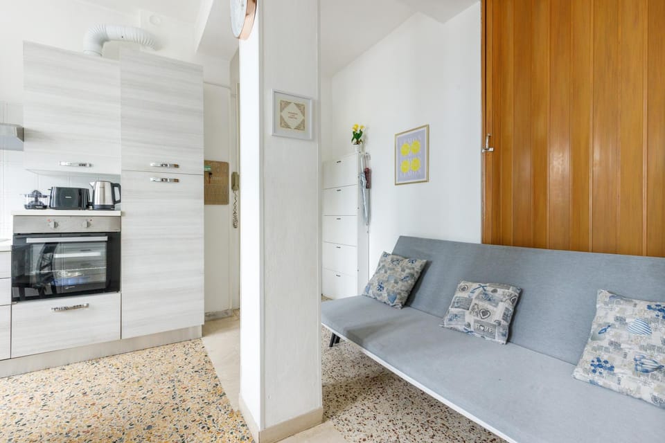 Kitchen or kitchenette, Living room, Seating area, Dining area, oven, pet friendly, stove, toaster