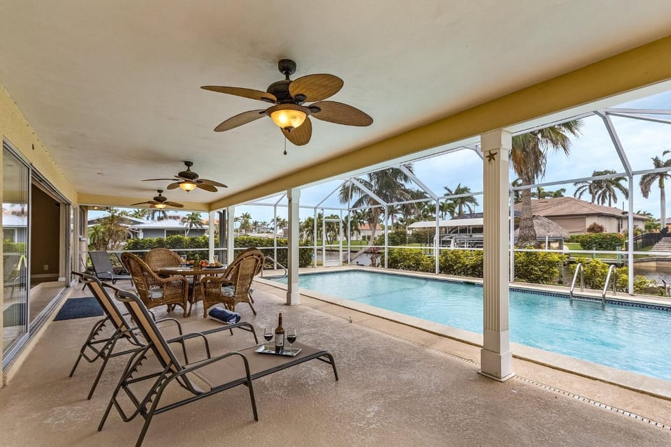 Yacht Club Area, Gulf Access, Heated Saltwater Pool - The Queen Elizabeth - Roelens House in Cape Coral