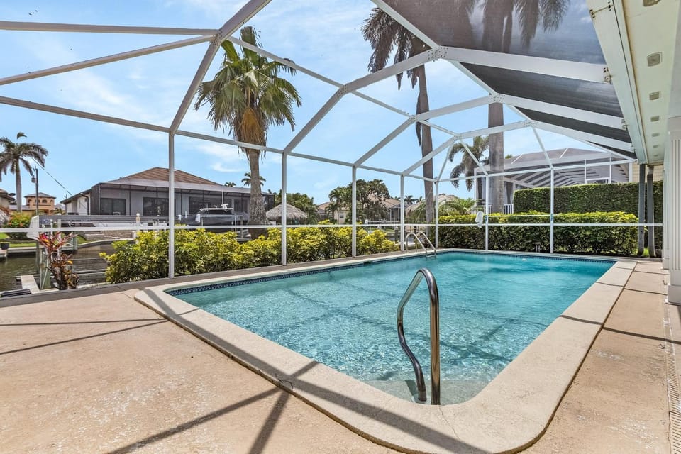 Yacht Club Area, Gulf Access, Heated Saltwater Pool - The Queen Elizabeth - Roelens House in Cape Coral