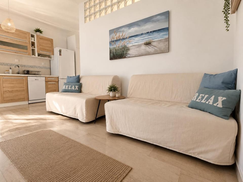 Apartment Dolphin Sea View and First Line Apartment in Chaniotis