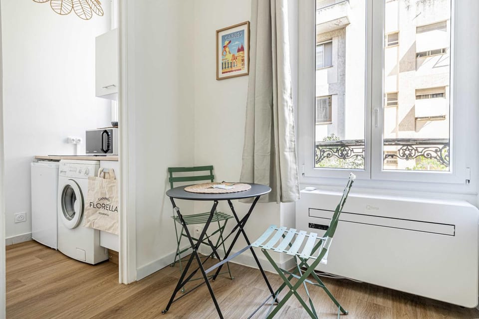 Kitchen or kitchenette, Seating area, Dining area, washing machine, air conditioner