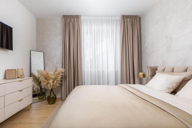 Bed, TV and multimedia, Bedroom