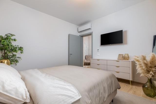 Bed, TV and multimedia, Bedroom, air conditioner