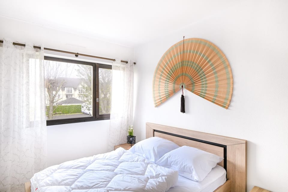 Photo of the whole room, Bedroom