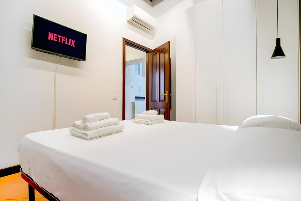 Bed, TV and multimedia, Photo of the whole room, Bedroom, towels, air conditioner