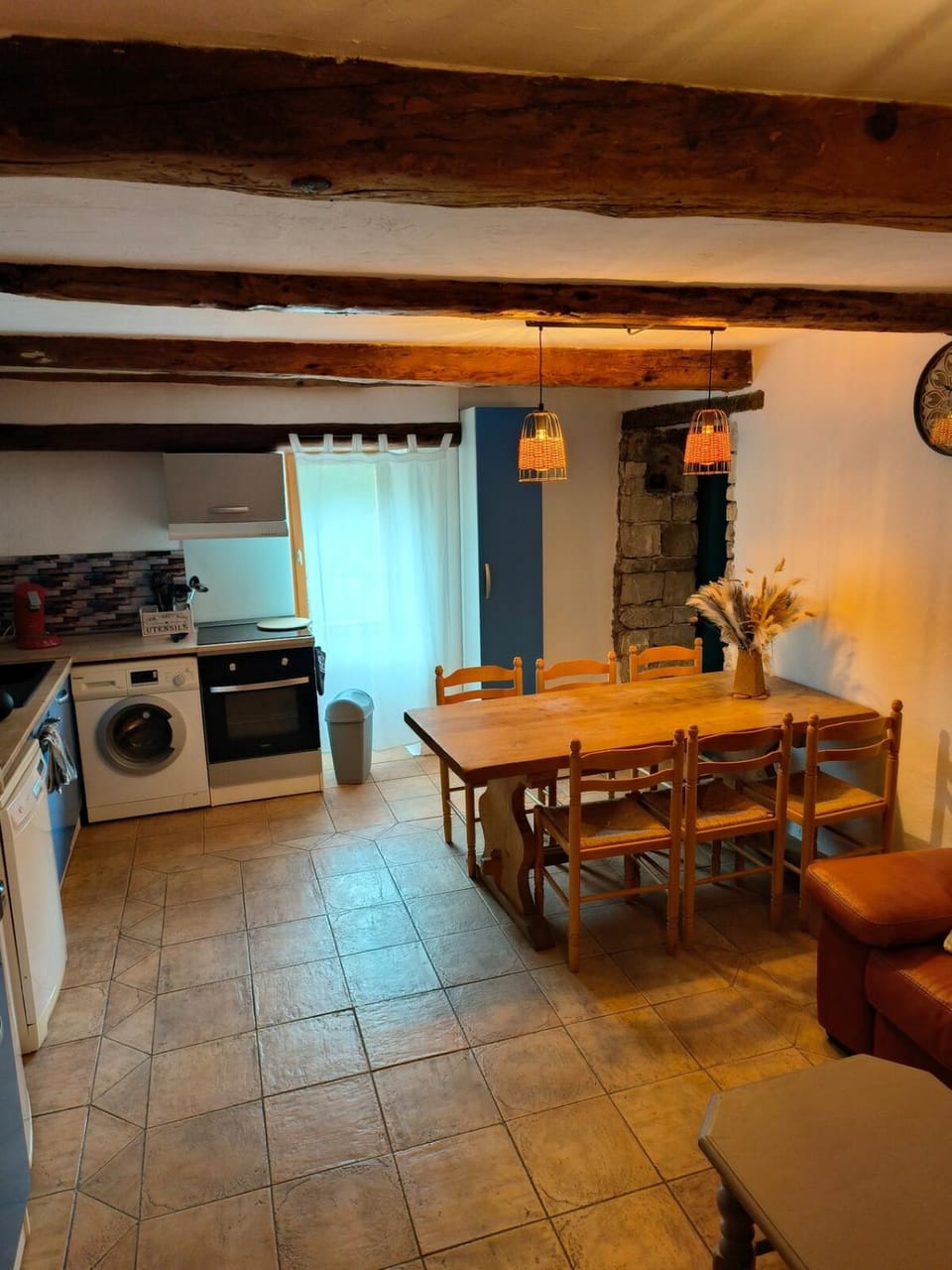 Kitchen or kitchenette, Dining area