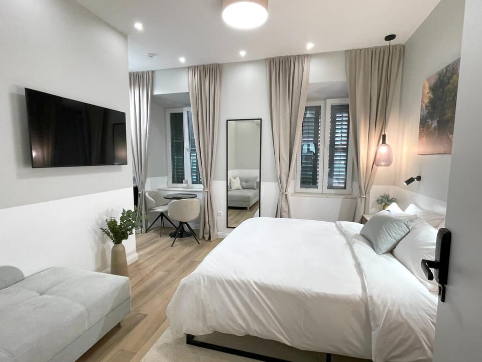 Bed, TV and multimedia, Photo of the whole room, Seating area, Bedroom