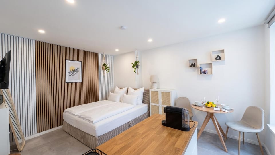 Bed, Photo of the whole room, Dining area