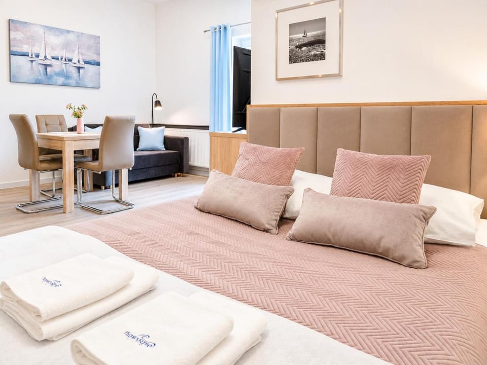 Bed, TV and multimedia, Photo of the whole room, towels