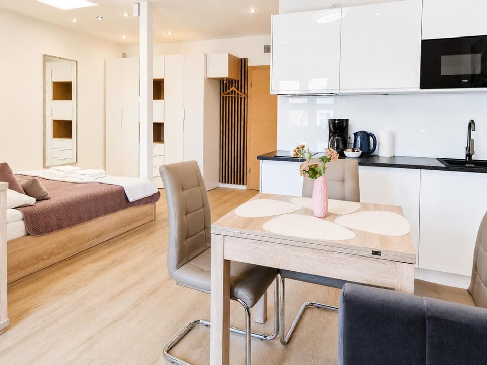 Bed, Coffee/tea facilities, Kitchen or kitchenette, Photo of the whole room, Seating area, Dining area
