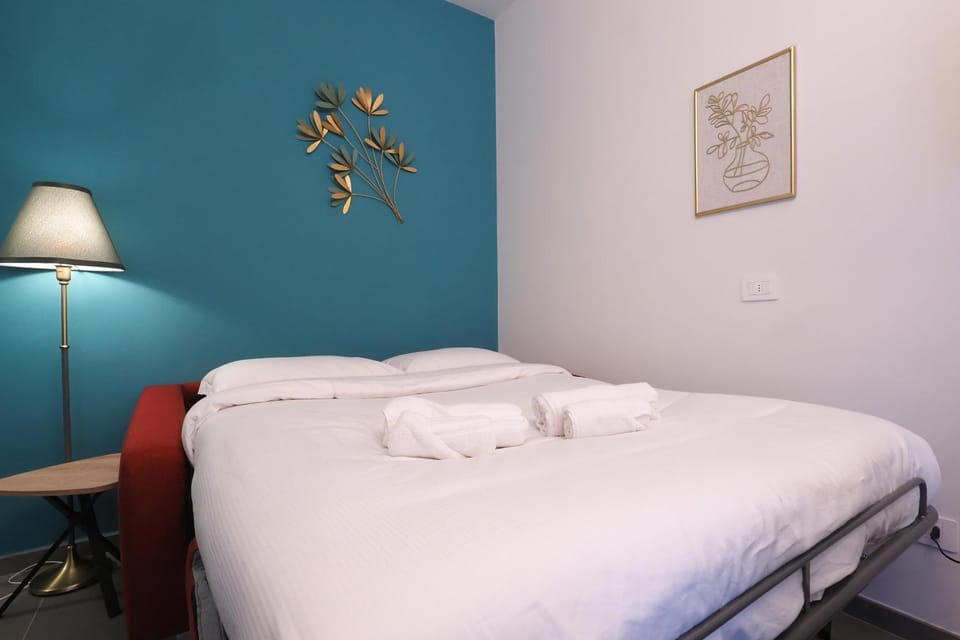 Bed, towels