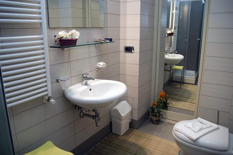 Decorative detail, Area and facilities