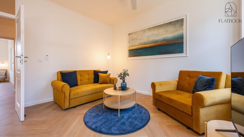 Bed, Living room, Photo of the whole room, Seating area