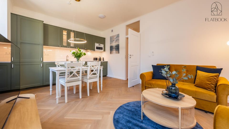 Bed, Kitchen or kitchenette, Living room, Photo of the whole room, Seating area, Dining area, microwave