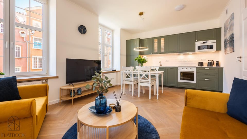 TV and multimedia, Coffee/tea facilities, View (from property/room), Kitchen or kitchenette, Living room, Seating area, Dining area, City view, microwave, oven, stove, toaster